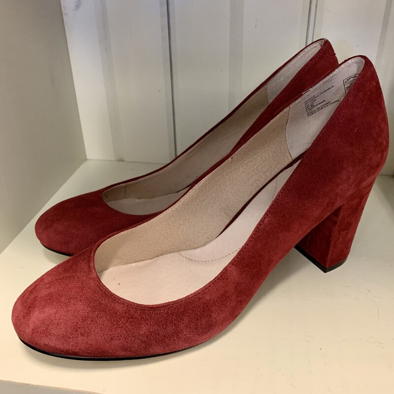 Lands End Suede Heels,
Colour: Maroon Red,
Size: 8.5,
Material: Leather in- and outside,