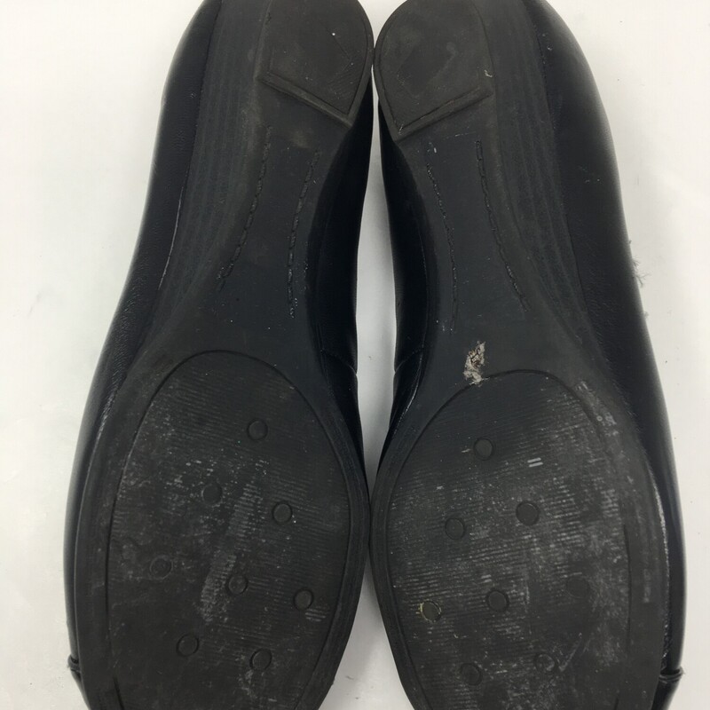 120-125 Life Stride, Black, Size: 8.5
Black flat slip ons w/toe embellishments -