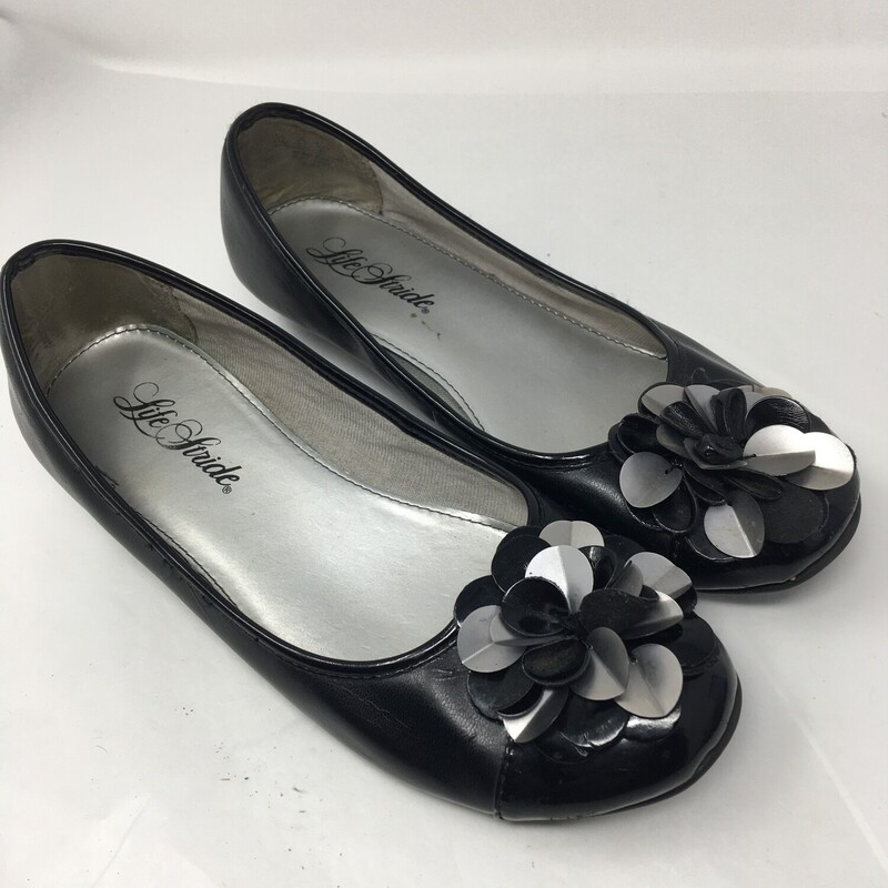 120-125 Life Stride, Black, Size: 8.5<br />
Black flat slip ons w/toe embellishments -