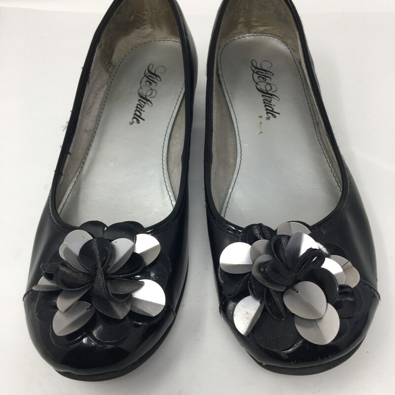 120-125 Life Stride, Black, Size: 8.5
Black flat slip ons w/toe embellishments -