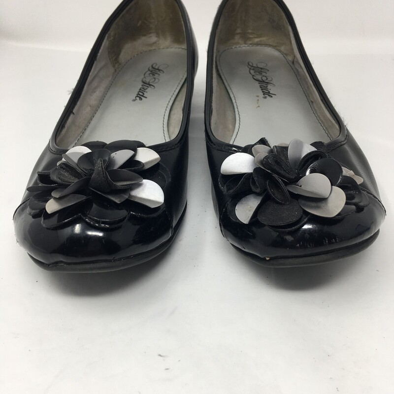 120-125 Life Stride, Black, Size: 8.5<br />
Black flat slip ons w/toe embellishments -