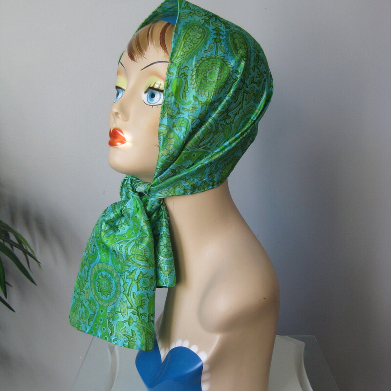 Indian Silk Oblong, Grn/Blu, Size: None<br />
Hair in curlers but you have to run out to the market?<br />
Not a problem.<br />
<br />
Thischic paisley scarf in green and turquoise blue paisley has got you covered.  (see what I did there?)<br />
Then, keep the finished do in place when you're out in your convertible! Don't forget your sunglasses.<br />
For a dashing look tie it around your neck<br />
For an uber chic cool girl look, tie it around the handles of your handbag<br />
Made in Inda of A100% Silk, it's twill and has great body for tyingin different styles.<br />
44 x 10.25<br />
<br />
excellent condition, no flaws<br />
<br />
thanks for looking!<br />
#63604