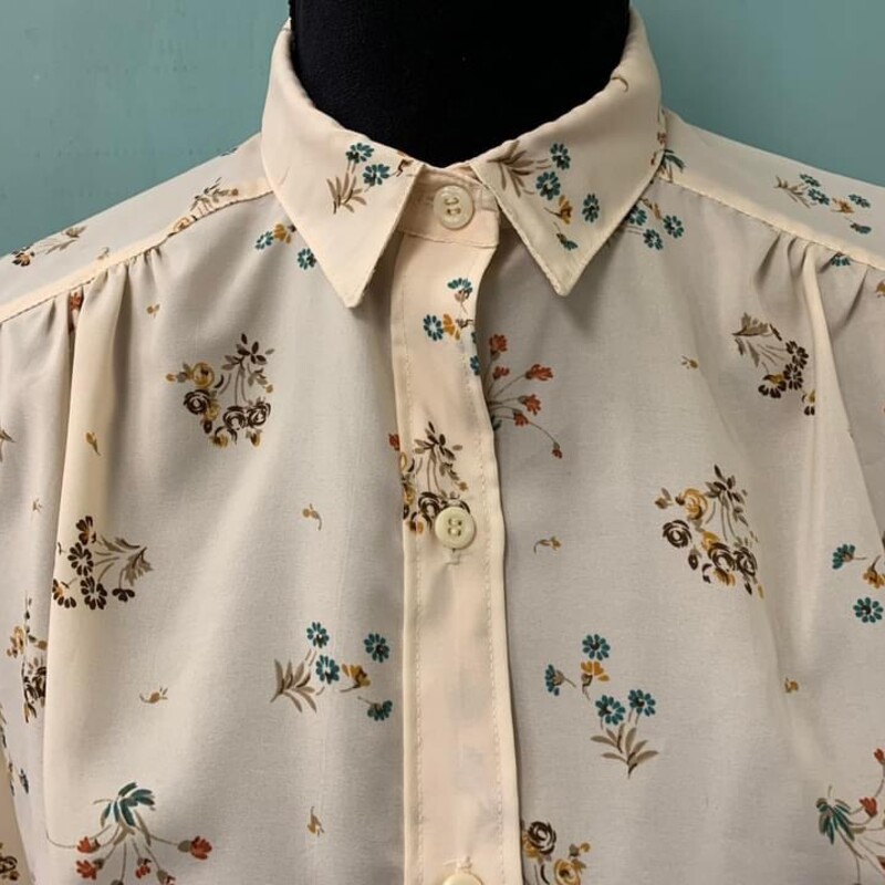 i adore this 80s blouse!!!
semi sheer
button down
so many ways to wear!!!
pair with some denim or a cute skirt
or check out our window, paired with a fun maroon jumper!
just in time for fall!!!

Bobbie Brooks, Cream, Size: 11