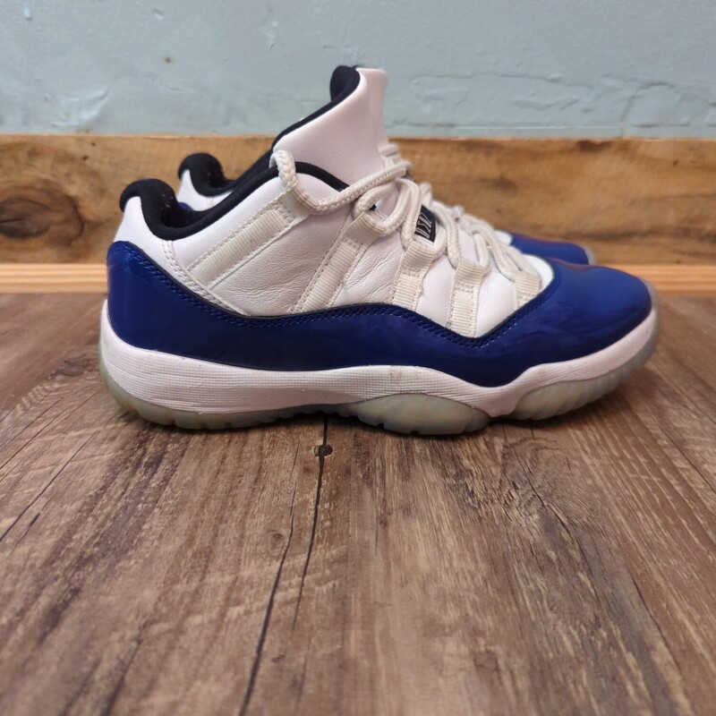 Nike Jordans 11 Retro, Blue, Size: Shoes 6
