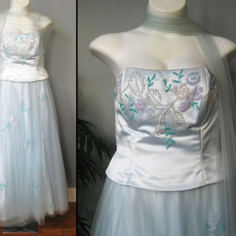 Extravagant formal ball gown by Lillie Rubin
It's ice blue, very pale
It has a boned strapless bodice beautifully decorated with floral beading.
the skirt has three layers of tulle, the top one embroidered with the same floral beading.
It has a net petticoat with a flounce to help the skirt pouf out
next to the skin is a smooth satin-y layer.
It comes with a long tulle scarf also embroidered with the multi-color floral beading
Marked size 14 please use the measuremenst below as your ultimate guide to whether it will fit YOU. I am here to help with any fitting questions you might have.

Flat measurements,
Bust: 40
Waist: 16
Hip: free
Length: 52 from the center of the bodice to the hem.

Condition: excellent, no flaws
#3679
Thanks for looking!
#51969