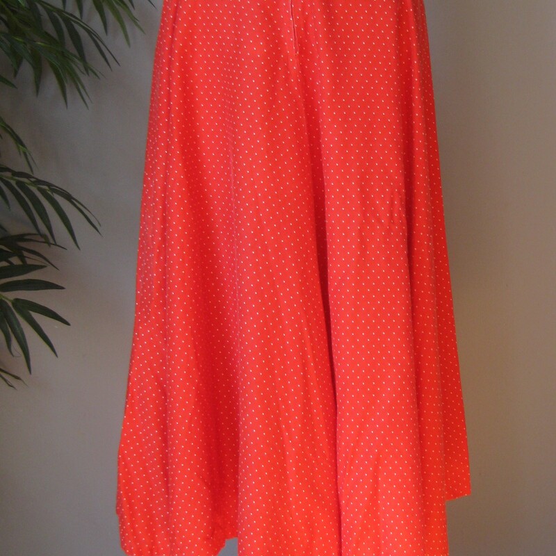 This is a pretty flowy skirt from the early 80s or maybe even the 70s
It was handmade of red cotton with tiny white polka dots
It has a waist band and a center back zipper and pants sliding hook and eye closure/
unlined
very full!
Great condition.

Should fit a size small
Flat measurements:
waist:  14.5
hip: free
length: 33.5


Thanks for looking!
#57930