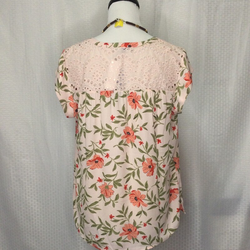Danielrainn Floral Top NW, Pink, Size: Medium<br />
Available in store or online. Pick Up at Store or  Have Shipped<br />
All Sales Are Final > No Returns