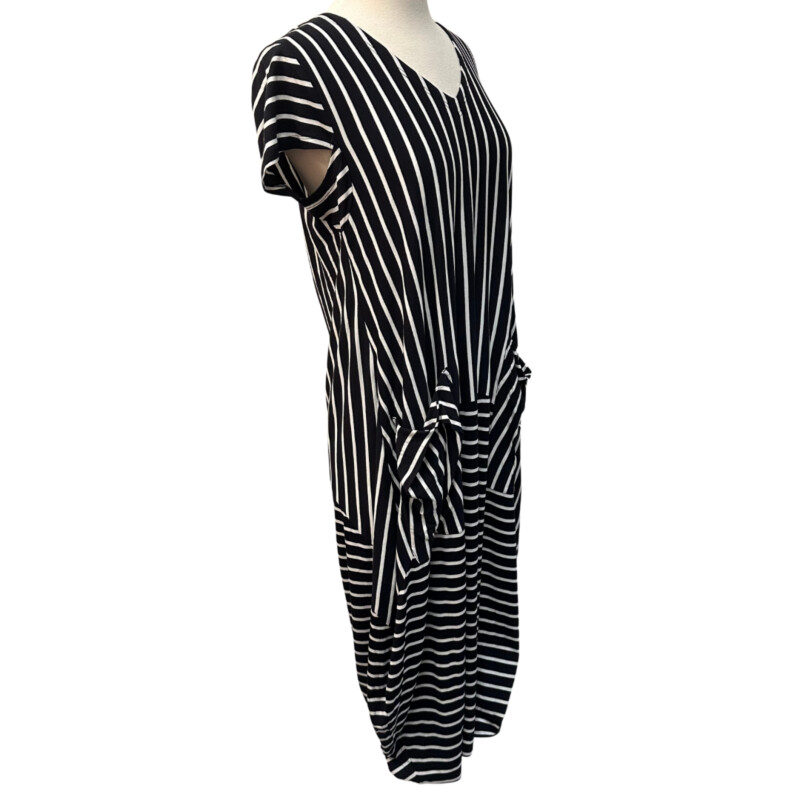 New Foil Striped Dress<br />
With Pockets!<br />
Black and White<br />
Size: Small
