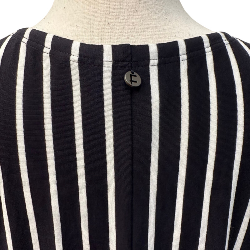 New Foil Striped Dress<br />
With Pockets!<br />
Black and White<br />
Size: Small