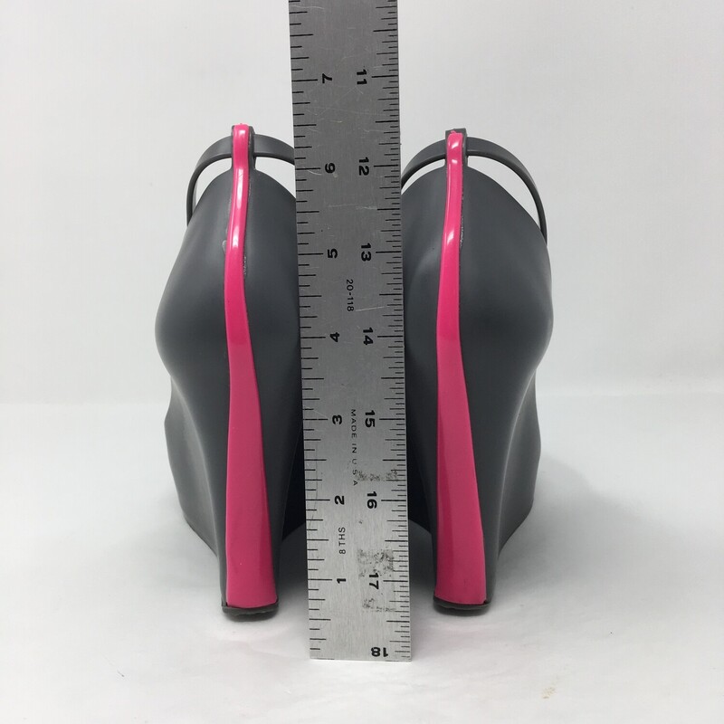 119-042 Melissa, Grey, Size: 6<br />
plastic wedges with pink stripe  good condition