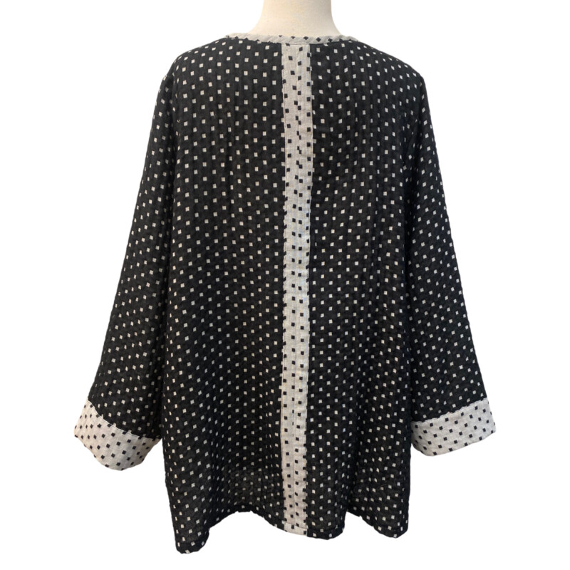 Habitat Square Pattern Tunic<br />
Absolutely Stunning!<br />
Colors: Black and White<br />
Size: XL