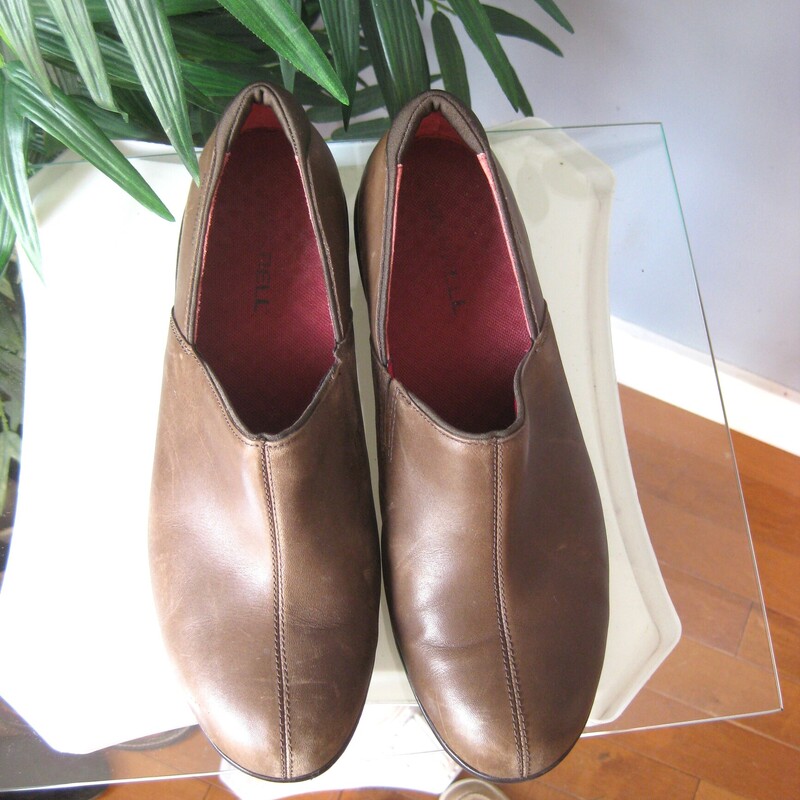 These Merrell leather shoes are a little more dressy looking but still have a non slip sole and offer lots of comfort<br />
Brown leather. the backs of the heels are rubberized, so they won't get messed up when you drive in them.<br />
Size 11<br />
excellent condition, I'll shine them up for you before I ship.<br />
<br />
Thanks for looking!<br />
#62451