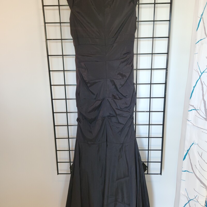 Bellisima Dress, Black, Size: 6
Pre-Loved Mint condition