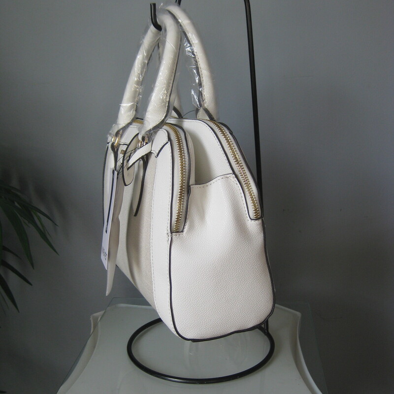 NWT Nine West Landyn Satchel Optic White<br />
Smart satchel by Nine West<br />
New with tags and all interior packing materials in place<br />
Orig. $99<br />
<br />
2 main compartments and another one in the middle<br />
adjustable and removeable shoulder strap<br />
2 handles<br />
gold hardware<br />
11 x 8.5 x 3<br />
<br />
thanks for looking!<br />
#63848