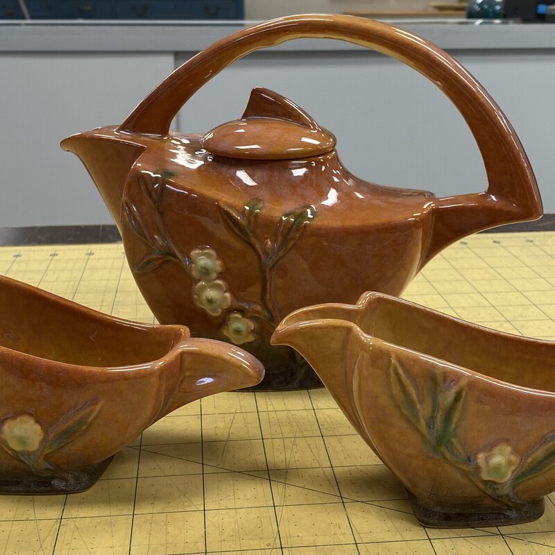 Roseville Wincraft Teapot