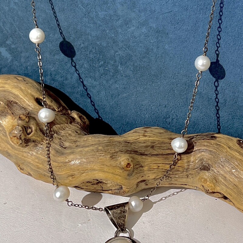 Sterling pearl necklace with MOP pendant