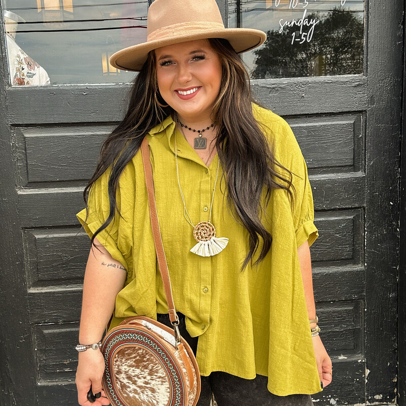 This oversized button down top is perfect to throw on with jeans and some cute jewelry for a night out! Wear it buttoned, or open with a cute tank underneath. Perfect to layer with.<br />
Available in sizes 1X, 2X  and 3X.<br />
Madison is wearing the 1X.