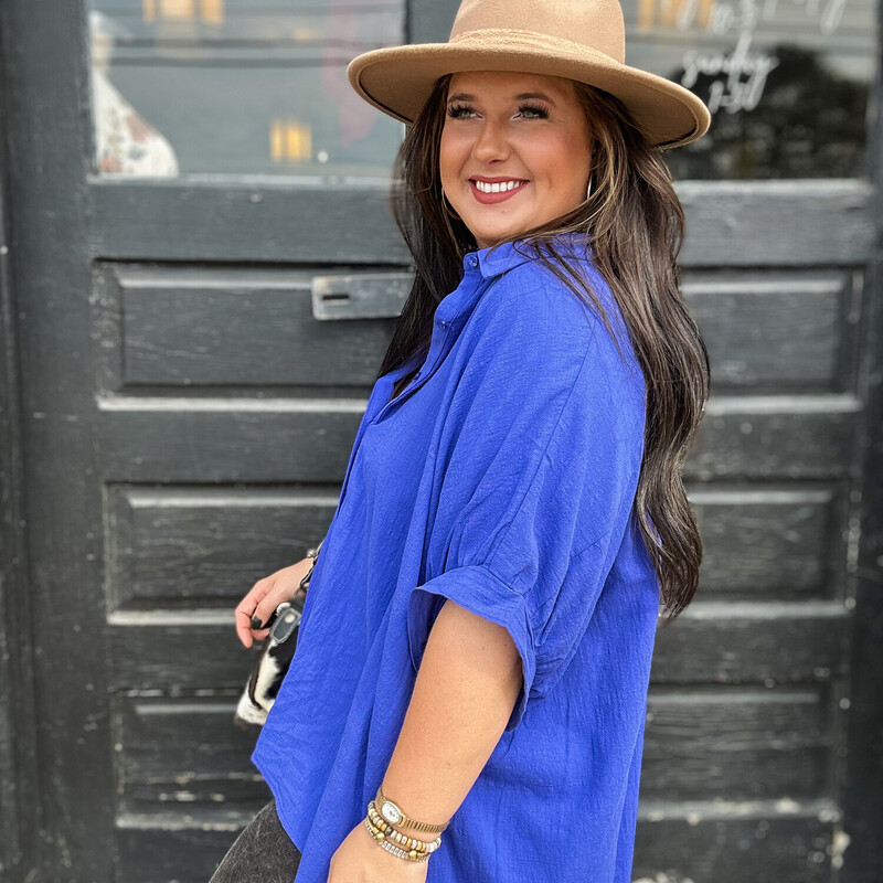 This oversized button down top is perfect to throw on with jeans and some cute jewelry for a night out! Wear it buttoned, or open with a cute tank underneath. Perfect to layer with.<br />
Available in sizes 1X, 2X and 3X.<br />
Madison is wearing the 1X.