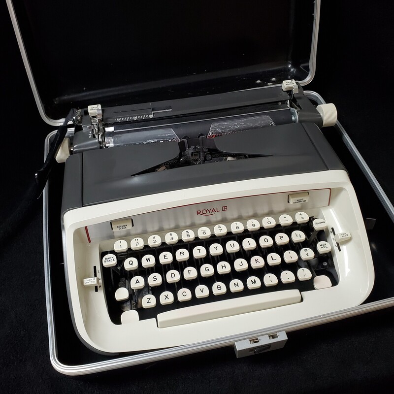 Vtg Royal Safari Portable Typewriter, BlkWht, Size: 16x15
in working condition!
