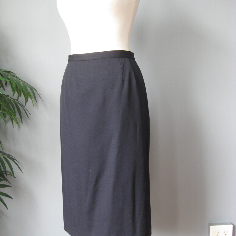 Super simple straight skirt in light weight tropical navy blue wool
by Lands End
fully lined with button, zipper and slacks style sliding hook and eye as closures
kick vent in the back

It's marked size 12, please use the flat measurements as your ultimate guide to fit.

Waist: 15.75
Hip: 23
Length: 27

Excellent condition!

Thanks for looking.
#52575