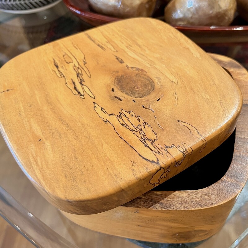 Box Carved W/Lid Lined