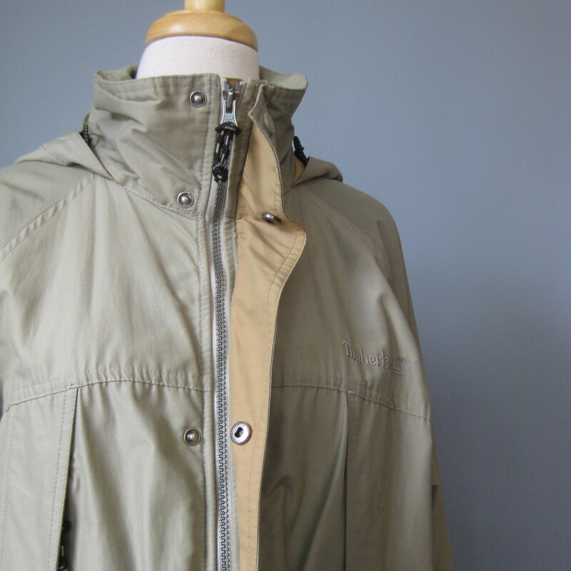 Timberland Utility, Green, Size: Medium<br />
Really nice Timberland jacket to wear on rainy day walks.<br />
Roomy enought to layer with warm pieces<br />
Lightweight enough to be easily packable.<br />
The waist can be cinched to shape as desired and the hood can be rolled up and hidden inside the collar.<br />
The hem can also be cinched closer to the legs<br />
Closes with a zipper and snap placket to keep the wind out.<br />
plenty of pockets with zipper closures.<br />
<br />
Like new condition.<br />
Size medium<br />
armpit to armpit: 24.5<br />
length 31<br />
<br />
thanks for looking!<br />
#2800