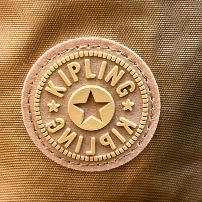 New Kipling Pria Bag<br />
Starry Gold Metallic<br />
Size: Adjustable