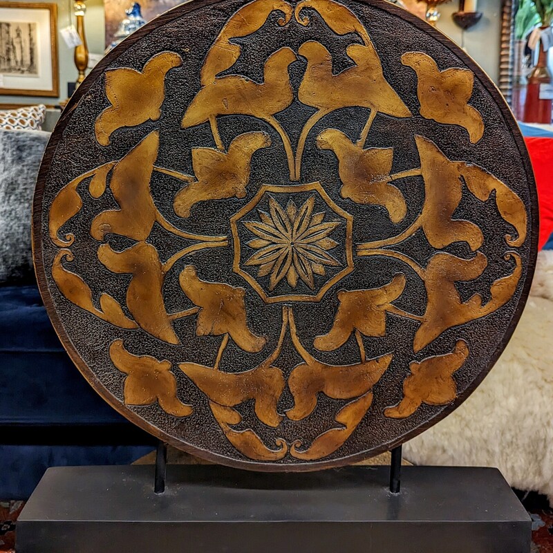 Resin Medallion On Stand
Copper
Size: 21x23H
