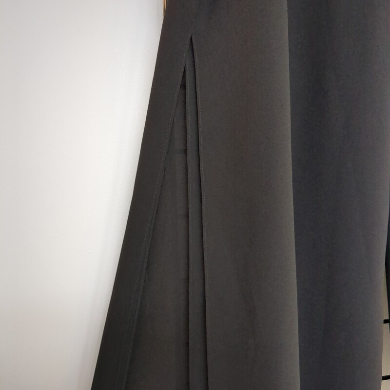 Jolibel Formal slacks with a side slit
,Black, Size: 16
Preiously loved