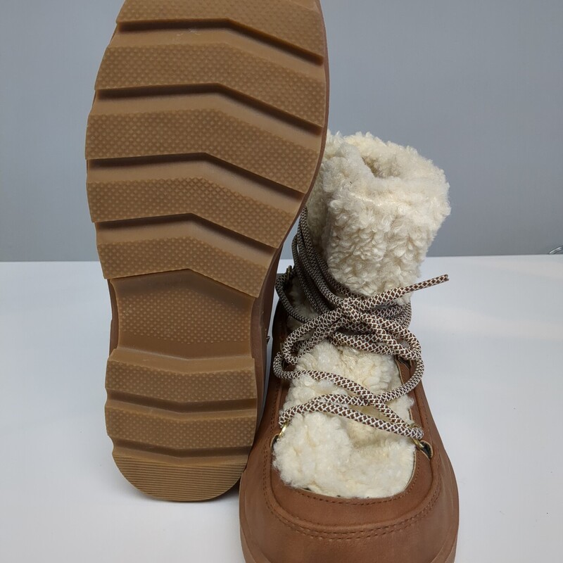 Torrid Bootie, Camel, Size: 8.5WW
Brand New, Extra Wide Width
Extra Cushioned Footbed
Rubber Sole, Heel Height: 1.5 in.