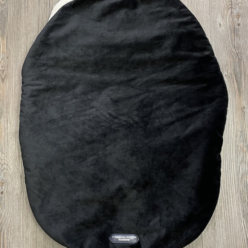 JJ Cole Bundleme Bunting, Black Velour -Fleece line, Size: 0-12M<br />
Missing complete strap at the back