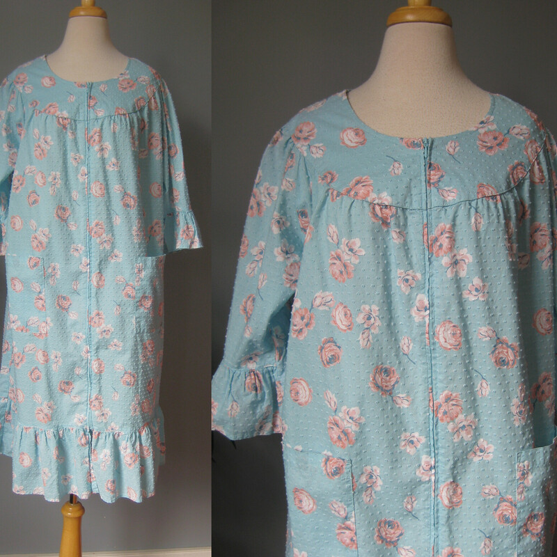 Vtg Floral Robe, Aqua, Size: Medium
Make mornings adorable again with this practical yet super pretty cotton housecoat.
It' has big pockets and 3/4 sleeves and it zips completely open.
The sleeves and the hem have a ruffly flounce.
It's made of 99% cotton and 1% rayon in a nubby floral print pattern.  Aqua blue background with large-ish pink roses.
Unlined
by National'
Excellent condition, no flaws
Marked size M, but will be generous, as a housecoat should be
Flat measurements:
Armpit to armpit: 24
hip: 25.5
Length; 41.5

Thanks for looking!
#3604