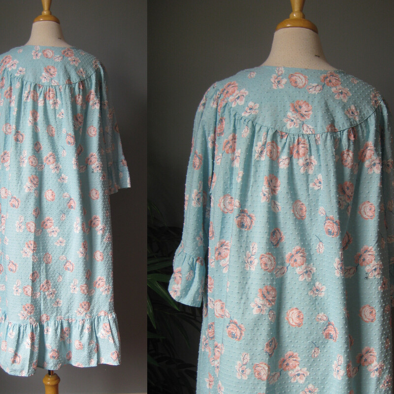 Vtg Floral Robe, Aqua, Size: Medium<br />
Make mornings adorable again with this practical yet super pretty cotton housecoat.<br />
It' has big pockets and 3/4 sleeves and it zips completely open.<br />
The sleeves and the hem have a ruffly flounce.<br />
It's made of 99% cotton and 1% rayon in a nubby floral print pattern.  Aqua blue background with large-ish pink roses.<br />
Unlined<br />
by National'<br />
Excellent condition, no flaws<br />
Marked size M, but will be generous, as a housecoat should be<br />
Flat measurements:<br />
Armpit to armpit: 24<br />
hip: 25.5<br />
Length; 41.5<br />
<br />
Thanks for looking!<br />
#3604