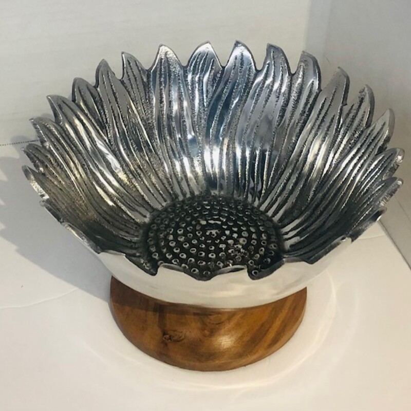 Metal Wood Floral Pedestal Bowl
Silver Brown
Size: 10.5 x 6H