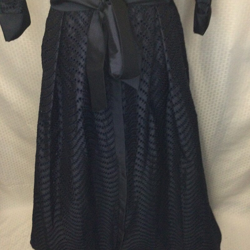 New Nieman Marcus Eyelet, Navy, Size: 12<br />
New with Tags<br />
Timeless and formal this ¾ sleeve eyelet gown is the epitome of classy. With concealed hidden front closure buttons a removable sash belt and cuffed sleeves it is a modest yet flattering dress. The taffeta chevron pattern is unique and pairs extraordinarily with its navy color. Perfect for the mother of the bride/groom black tie event or a charity event.<br />
<br />
¾ sleeves<br />
Floor length<br />
Chevron pattern<br />
Hidden front closure buttons<br />
Removable belt<br />
Perfect for the mother of the bride/groom black tie event or a charity event<br />
<br />
All Sales Are Final<br />
No Returns<br />
<br />
Pickup instore or Shipping is Available