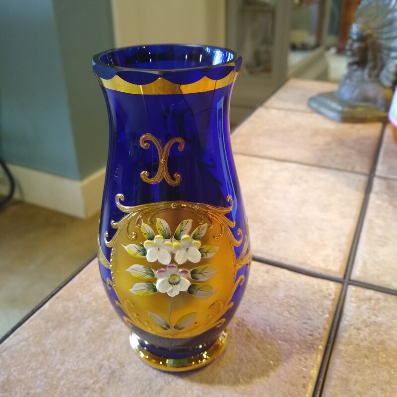 Bohemian Cobalt Blue Vase

Very pretty Bohemian cobalt blue and gold vase with raised flowers.

Size: 6 In Tall
