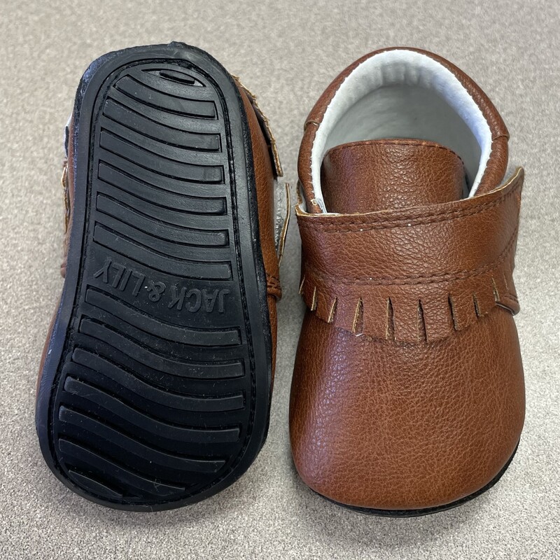 Jack & Lily Mocs Hamilton Fringe<br />
Brown - NEW!<br />
Size: 6-12M<br />
These distressed brown mocs are great for any occasion!<br />
Hand crafted from genuine and vegan leather<br />
Equipped with our signature super-flex sole<br />
Industry-defining 3mm ankle and sole cushioning<br />
Hook and loop closures for a secure and custom fit<br />
Perfect for indoor or outdoor use