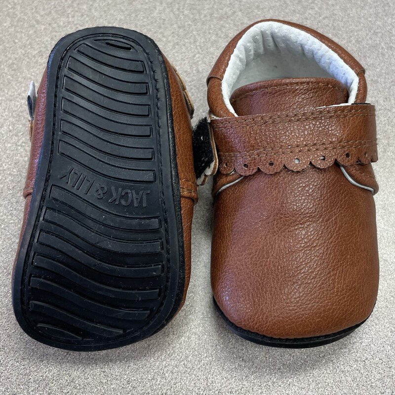Jack & Lily -Helena Leather, Brown Scallop,<br />
Size: 6-12M<br />
5477 NEW!<br />
These distressed brown mocs are great for any occasion!<br />
Hand crafted from genuine and vegan leather<br />
Equipped with our signature super-flex sole<br />
Industry-defining 3mm ankle and sole cushioning<br />
Hook and loop closures for a secure and custom fit<br />
Perfect for indoor or outdoor use