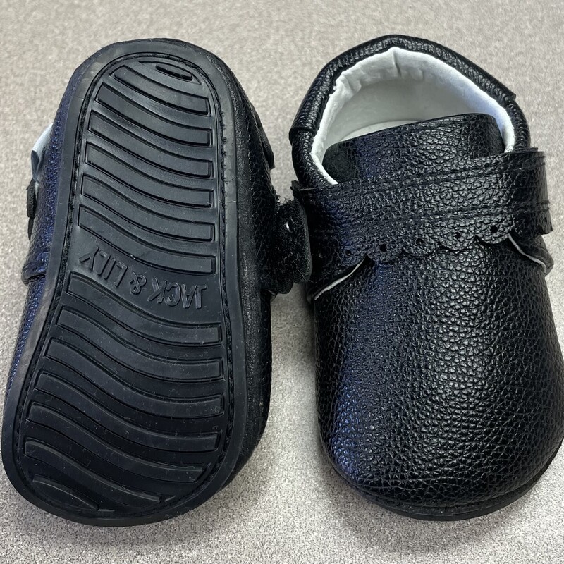 Jack & Lily -Mira Leather, Black Scallop, Size: 6-12M<br />
5478 NEW!<br />
These Black mocs are great for any occasion!<br />
Hand crafted from genuine and vegan leather<br />
Equipped with our signature super-flex sole<br />
Industry-defining 3mm ankle and sole cushioning<br />
Hook and loop closures for a secure and custom fit<br />
Perfect for indoor or outdoor use