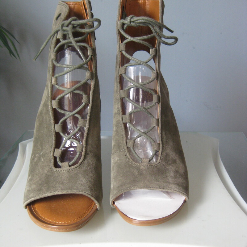Franco Steffie, Green, Size: 7.5<br />
<br />
Franco Sarto Steffie peep toe lace up booties.<br />
Gray suede upper<br />
Size 7.5<br />
4 heel<br />
<br />
nwob, perfect condition.<br />
thanks for looking!<br />
#63937