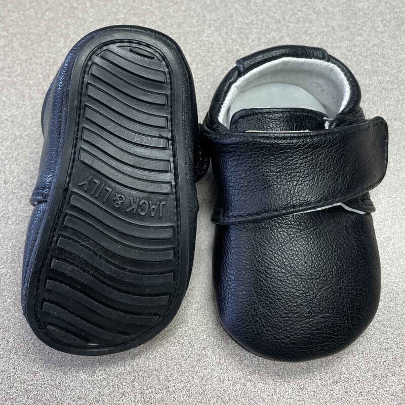 My Mocs - Onyx Leather, Black, Size: 6-12M<br />
#5489<br />
These distressed black mocs are great for any occasion!<br />
Hand crafted from genuine and vegan leather<br />
Equipped with our signature super-flex sole<br />
Industry-defining 3mm ankle and sole cushioning<br />
Hook and loop closures for a secure and custom fit<br />
Perfect for indoor or outdoor use