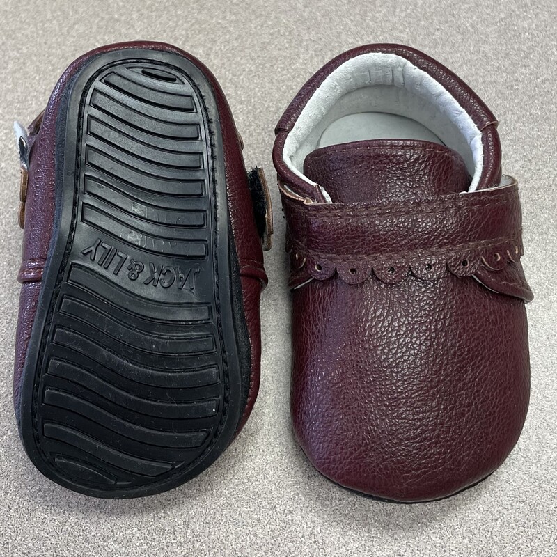 My Mocs - Leather Scallop, Burgundy, Size: 6-12M<br />
#5480<br />
These scalloped burgundy  mocs are great for any occasion!<br />
Hand crafted from genuine and vegan leather<br />
Equipped with our signature super-flex sole<br />
Industry-defining 3mm ankle and sole cushioning<br />
Hook and loop closures for a secure and custom fit<br />
Perfect for indoor or outdoor use