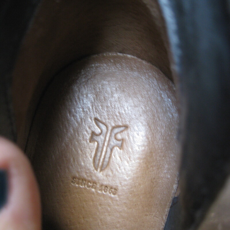These are gorgeous and in marvelous condition but they do have a flaw.<br />
White leather driving shoes or mocassin style loafers.<br />
size 10<br />
<br />
the flaw is on the inside of the left shoe. a missing section of the interior lining, please see all the photos.<br />
priced accordingly.<br />
<br />
thanks for looking!<br />
#65598
