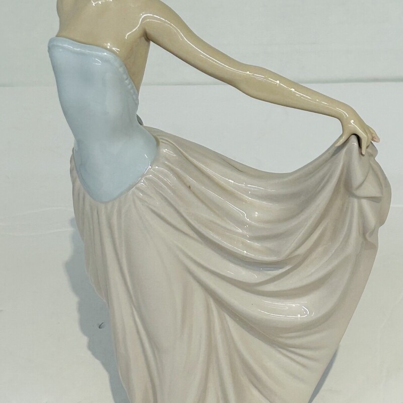 Lladro The Dancer Figurine
Blue Pink White Brown
Size: 7 x 12H