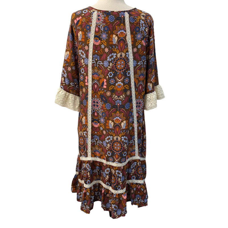 Matilda Jane Intermission Shift Dress<br />
Floral Pattern with Lace Detail<br />
Colors: Brown, Cream, Pink, Berry, Navy, Blue and Honey<br />
Size: Large