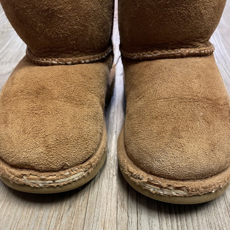 Ugg Classic 11 Boots, Brown, Size: 7T
Worn Toe Tip