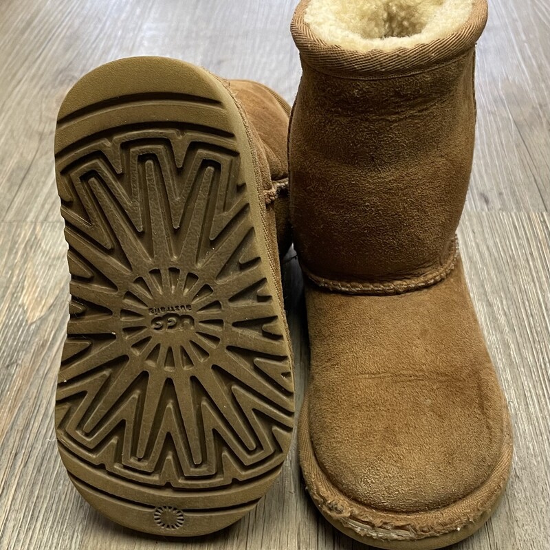 Ugg Classic 11 Boots, Brown, Size: 7T<br />
Worn Toe Tip