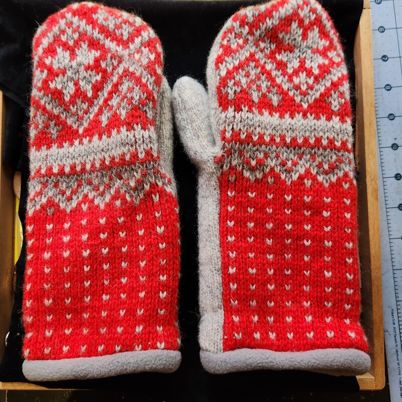 RECYCLED MITTENS, RED AND GREY Size: Large
TWEED RIVER FARM MITTENS
MADE IN VERMONT FROM RECYCLED WOOL AND CASHMERE SWEATERS, MINK & SEAL VINTAGE COATS.
SOMETIMES DESIGNER SCARVES OR EMBELLISHED WITH A DESIGNER NOTION. PATCHES ARE FROM GARMENT BAGS I HAVE DECONSTRUCTED.
LINED WITH A NEW NON-PILL FLEECE
ONE OF A KIND
I DO GUARANTEE MY WORK 100%
MADE BY ME
TWEED RIVER FARM