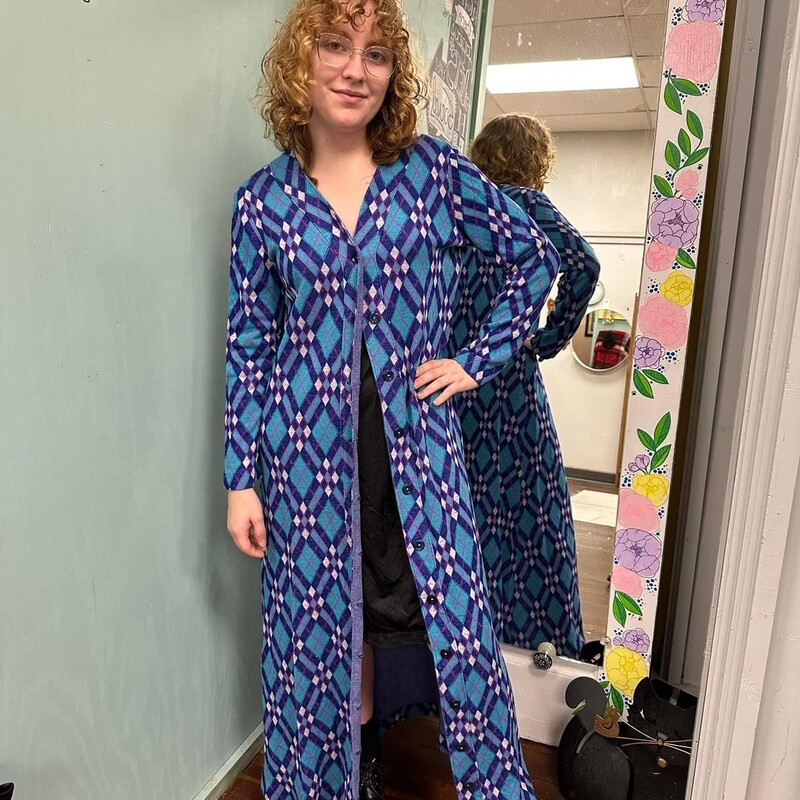 can we just say, gorgeous!!!!<br />
wear as a duster or a dress<br />
buttons up the front<br />
purple, blue & white argyle<br />
<br />
1970s Duster, Argyle, Size: S