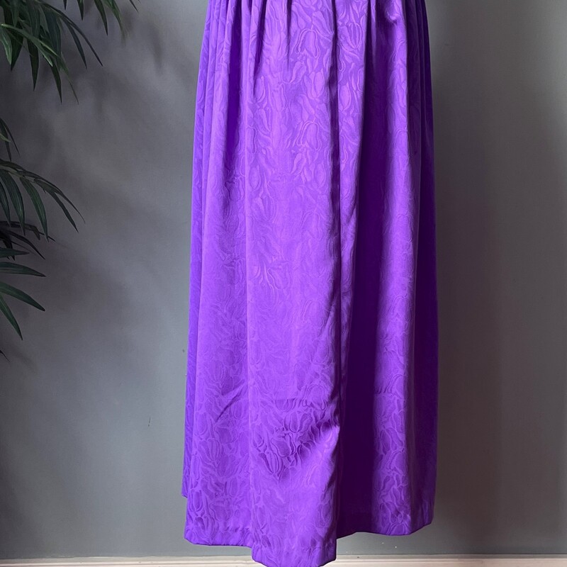 Vtg Melrose Pleated Satin, Purple, Size: 14
A classic late 80s or early 90s power piece, this knife pleated skirt is done in a fairly purple paisley.
Silky polyester
The pleats go all the way around and the skirt closes with a pants style hook and eye with a pocket on that side.
Unlined
by Melrose Options
Perfect condition.

It's marked size 14 but I use measurements below
Flat measurements:
waist: 15.25
Hip: up to 25.5
Length: 34

Thanks for looking.
#63733